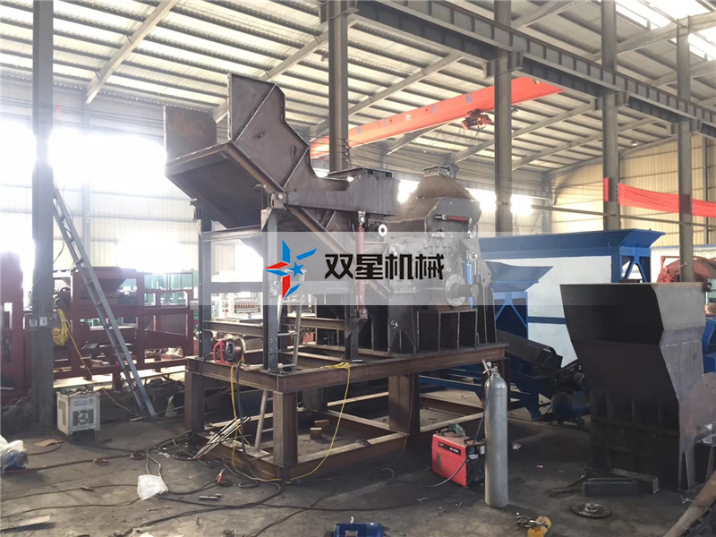 <a href='http://m.huashiji.cn/' target='_blank'><span>金屬粉碎機(jī)</span></a>生產(chǎn)車間實(shí)拍