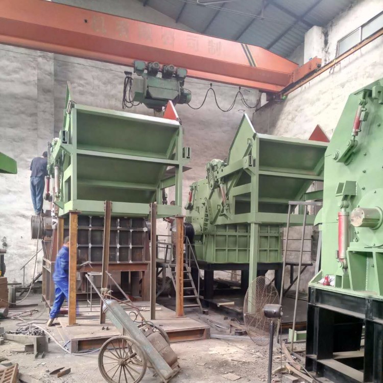 金屬粉碎機生產現(xiàn)場