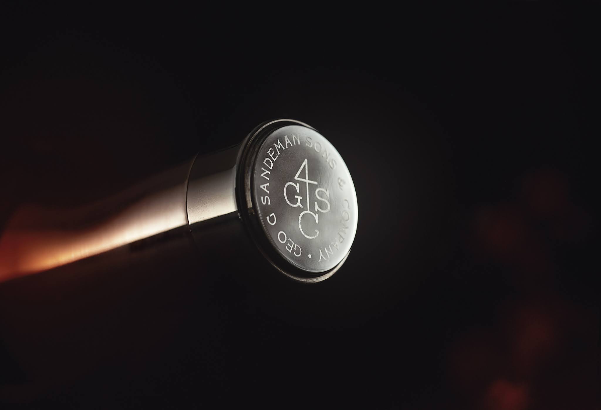 紫檀木水晶瓶的葡萄酒包裝非常奢華(圖8)