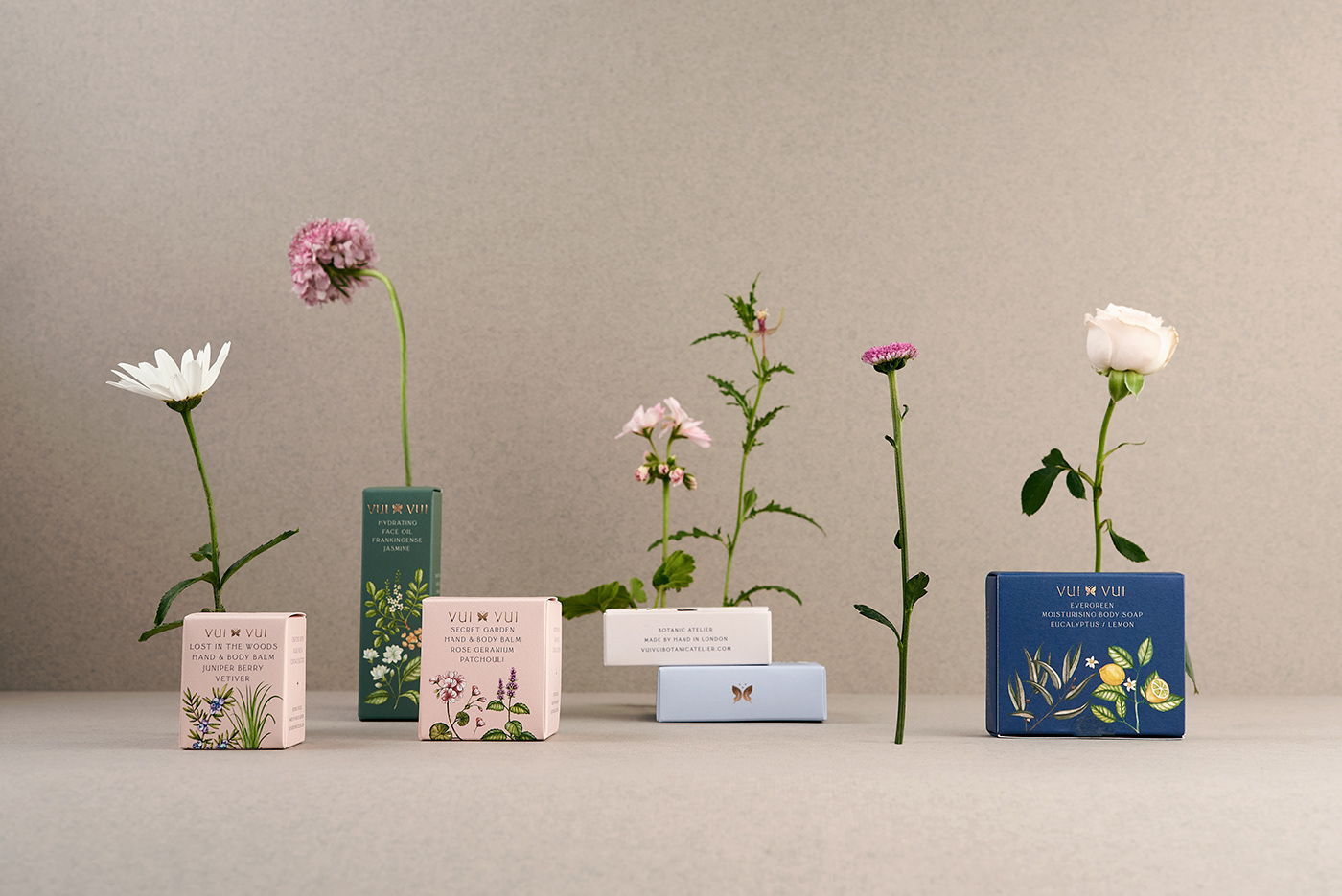 能讓人想起傳統(tǒng)的植物學(xué)書(shū)籍的護(hù)膚品包裝設(shè)計(jì)(圖13)