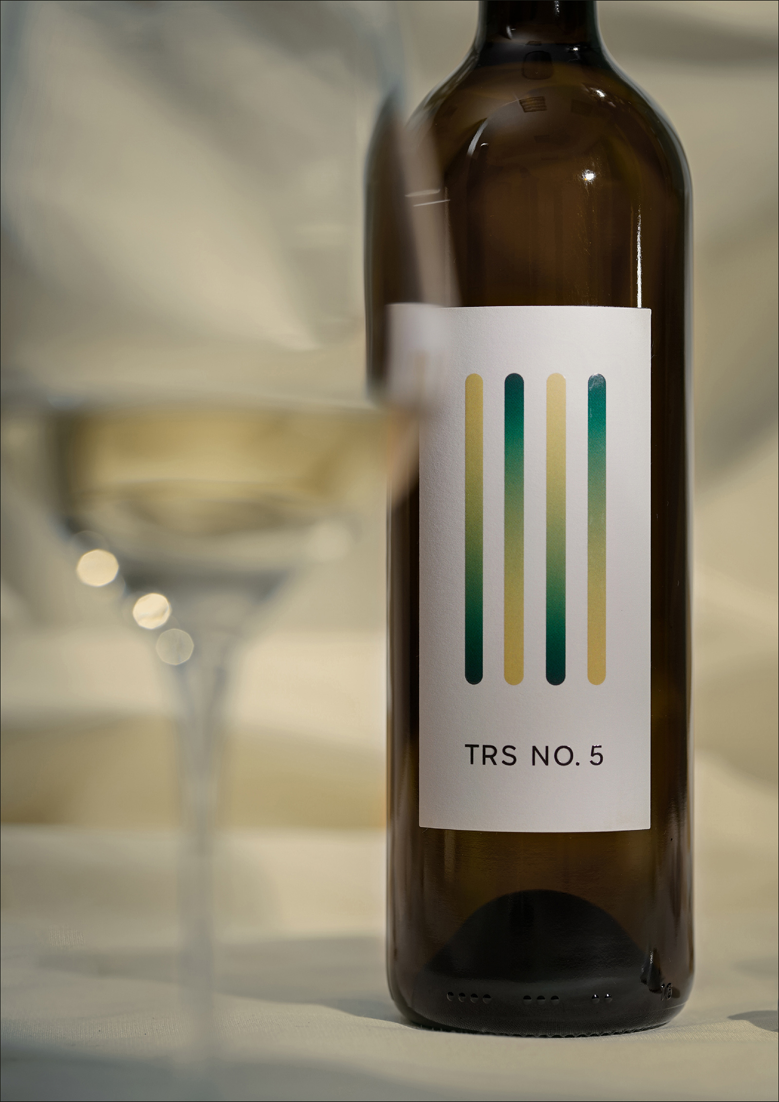 帶有可播放音樂(lè)的互動(dòng)標(biāo)簽的葡萄酒包裝這樣設(shè)計(jì)(圖4)