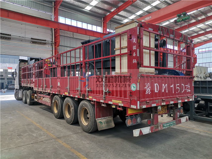 斷橋鋁粉碎機裝車發(fā)貨