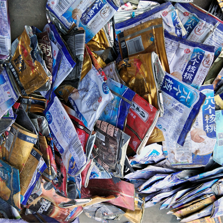 壓扁之后的易拉罐 壓扁之后的易拉罐