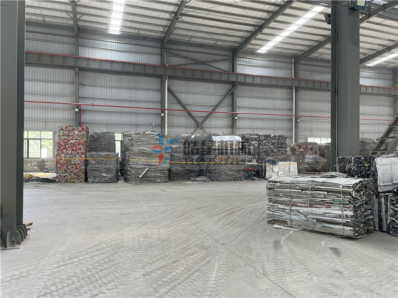 <a href='http://m.huashiji.cn/1/54.html' target='_blank'><span>廢鋁粉碎機</span></a>作業(yè)現(xiàn)場