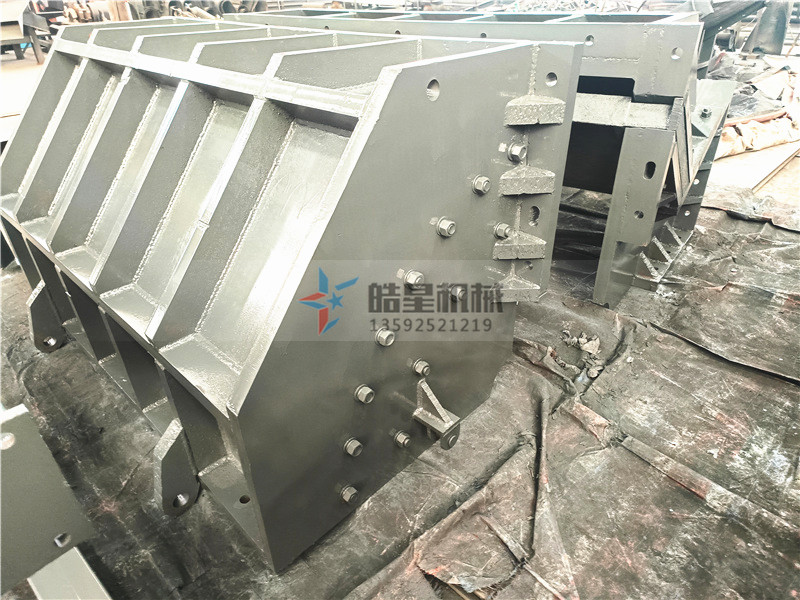 金屬粉碎機(jī)錘頭、篩板、破碎腔體生產(chǎn)組裝現(xiàn)場(chǎng)