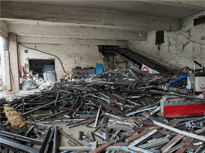 廢鋁粉碎機(jī)斷橋鋁粉碎機(jī)設(shè)備作業(yè)現(xiàn)場拍攝 廢鋁粉碎機(jī)斷橋鋁粉碎機(jī)設(shè)備作業(yè)現(xiàn)場拍攝