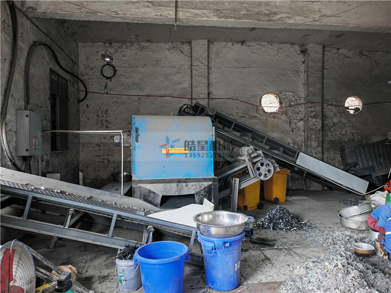 廢鋁粉碎機(jī)斷橋鋁粉碎機(jī)設(shè)備作業(yè)現(xiàn)場拍攝 廢鋁粉碎機(jī)斷橋鋁粉碎機(jī)設(shè)備作業(yè)現(xiàn)場拍攝