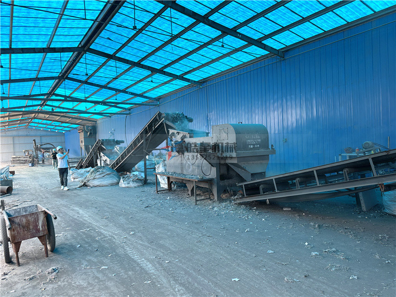 金屬粉碎機(jī)設(shè)備客戶現(xiàn)場作業(yè)生產(chǎn)線