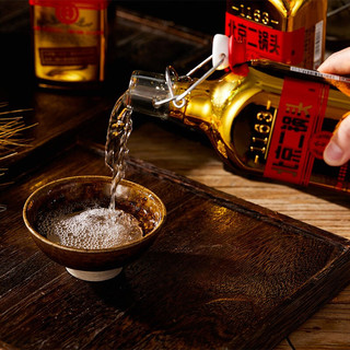 創(chuàng)意酒包裝設計永豐牌北京二鍋頭金標出口小方瓶清香型白酒瓶整箱裝產(chǎn)品包裝設計欣賞(圖6)