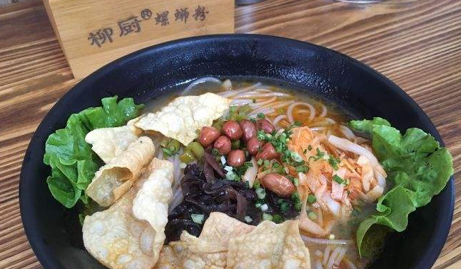 柳廚螺螄粉品牌logo與食品包裝設(shè)計(jì)欣賞(圖2)